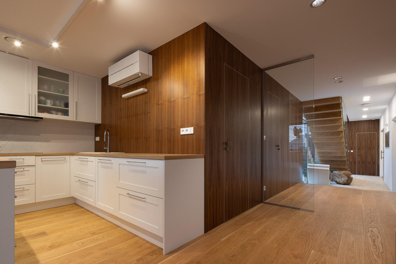 Obkladový systém Efekta s dverami Master